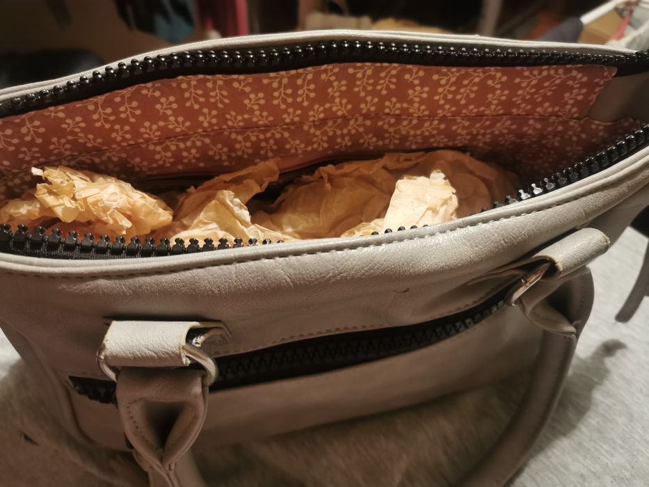 Mala cinzenta, bastante espaçosa