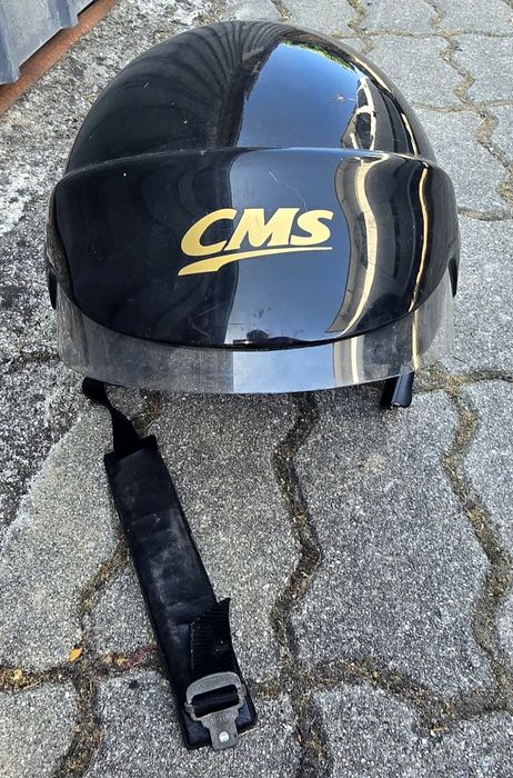Capacete preto CMS