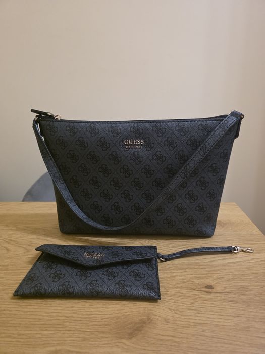 Czarna torebka Guess z monogramem