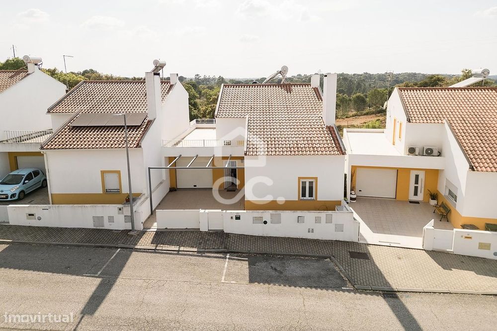 Moradia T3 c/ Quintal, Terraço e Garagem no Loteamento Quinta das Sesm