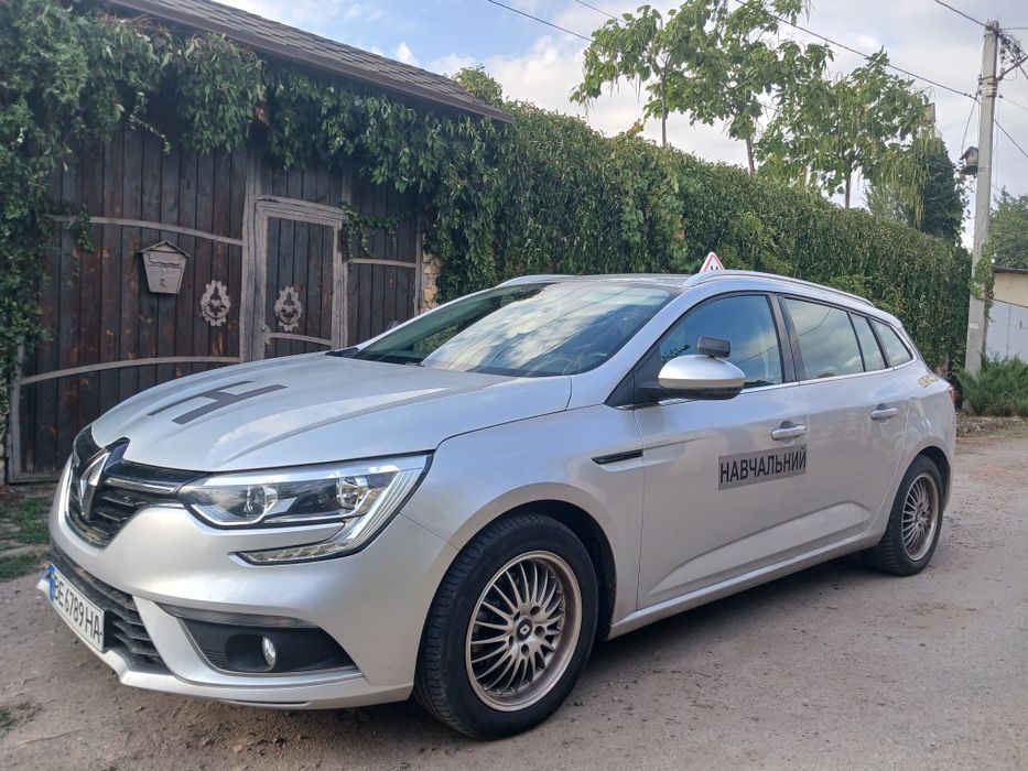 Автоінструктор урокі  водіння категорії  В