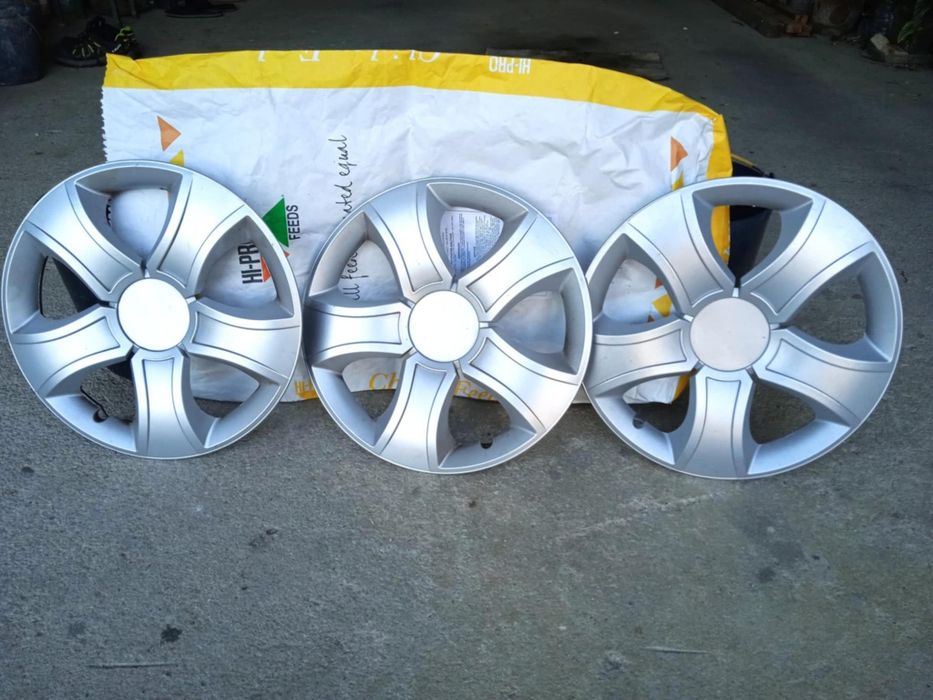 Vendo três tampões novos para jante 14.