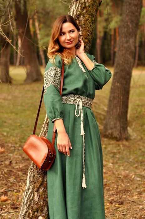 Неймовірно жіночна довга вишита сукня зеленого відтінку