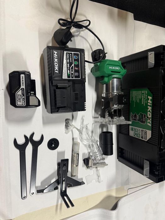 Akumulatorowa frezarka  górnowrzecinowa  HIKOKI M1808DA Zestaw