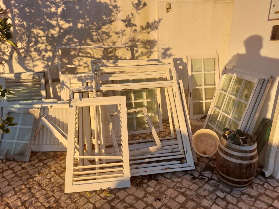 1 porta com isolamento e 5 janelas de alumínio com vidro duplo