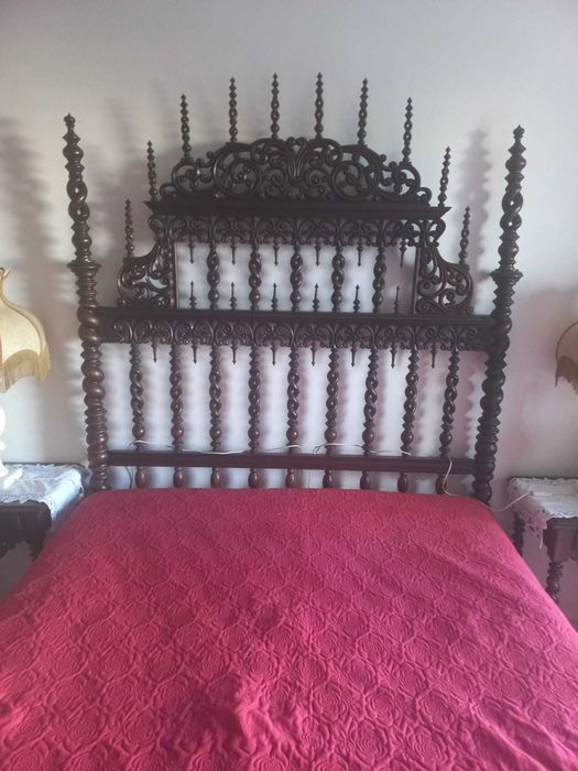 Cama antiga com estrado e colchão