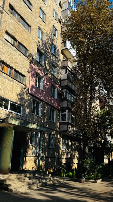 Продам трикімнатну квартиру на Зарічному, вулиця Десантна.