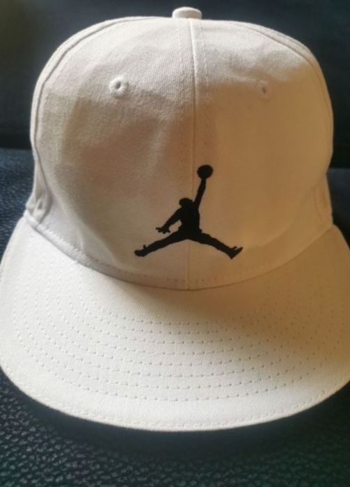 Biała czapka z płaskim daszkiem Jordan