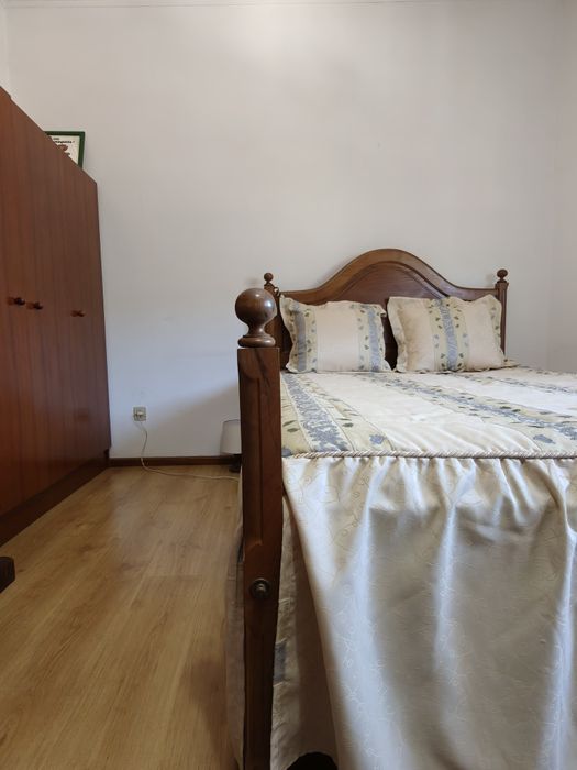 Cama de Casal com Colchão Molibel — Como Nova | 190x140 cm