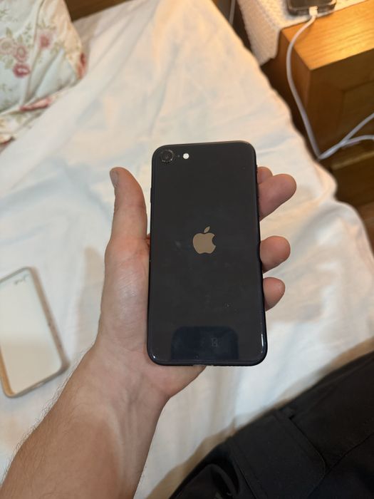 Vendo Iphone SE 2020 com 128 gb com algumas marcas de uso e extras