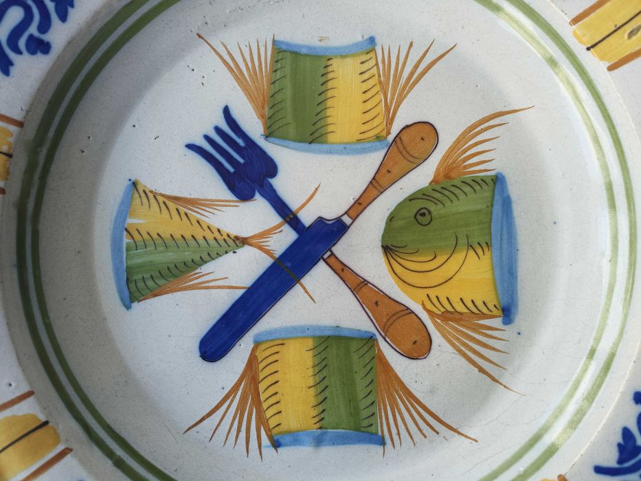 Prato faiança Peixe e Talheres, Bandeira ou Fervença, século XIX
