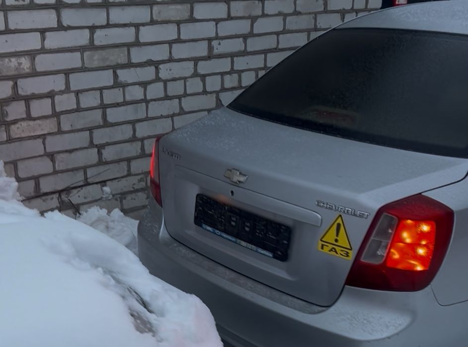 Продам кришку багажника Лачетти седан