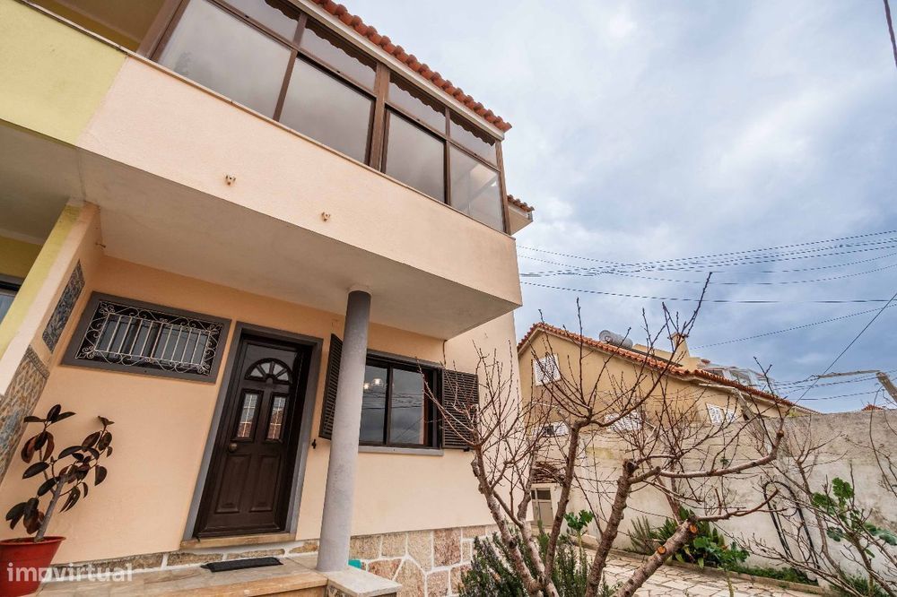 Vende-se Moradia em Algueirão