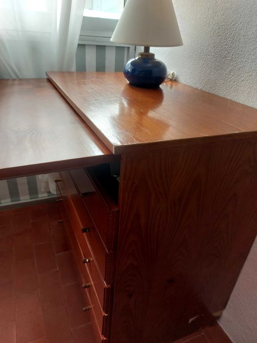 Móvel com gavetas e secretária  extensível