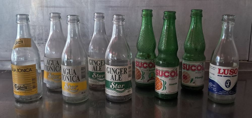 Garrafas vazias e grade, antigas de coleção