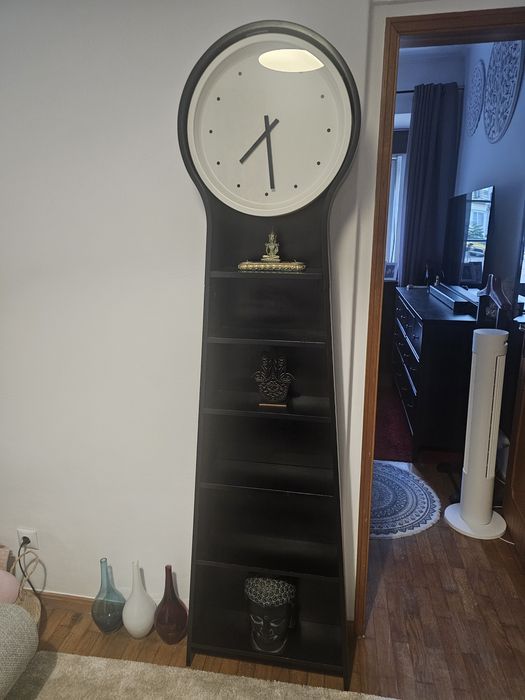 Estante ikea com relógio  como nova