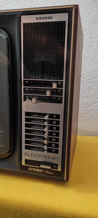 Televisão antiga a preto e branco (Siemens Estoril Rekord FT 487)