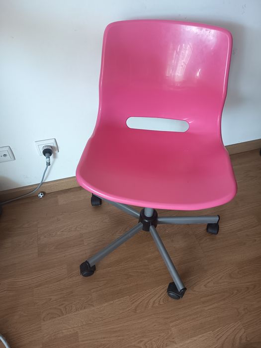 Cadeira rosa secretária