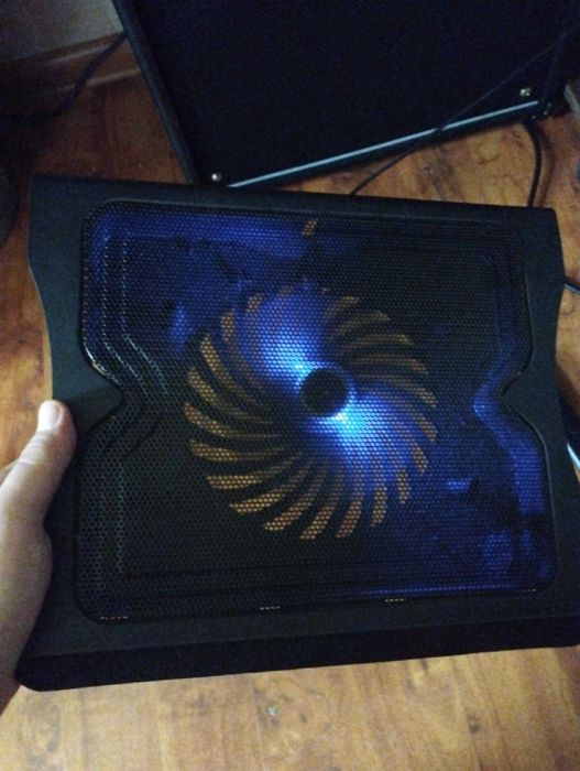 Wiatraczek pod laptopa USB podświetlany na niebiesko