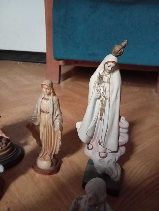 Conjunto de santos e anjos em marfinite