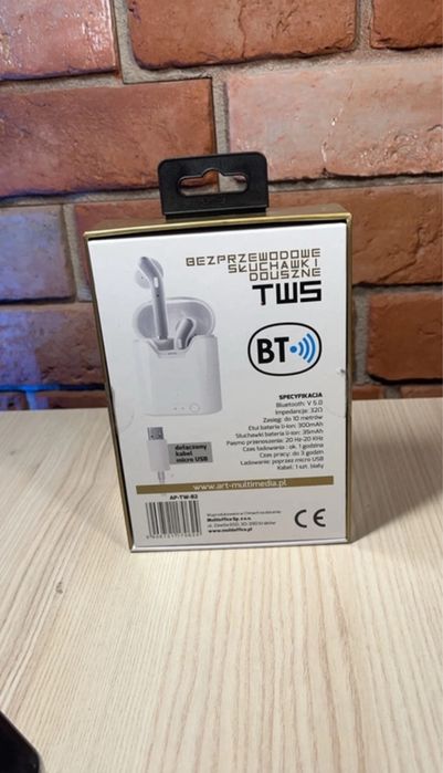 Białe słuchawki bluetooth