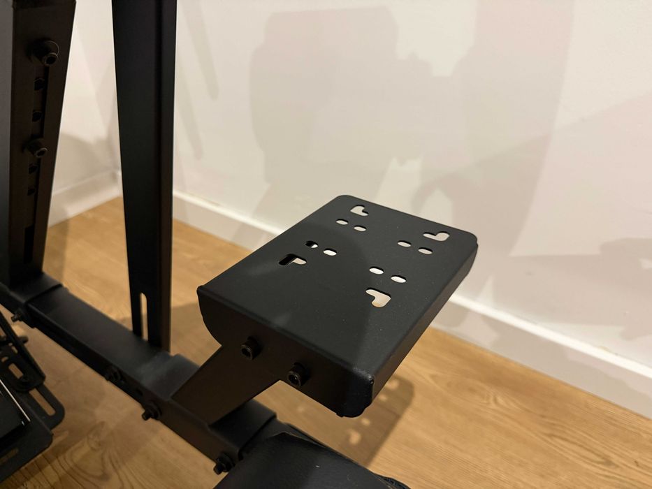Cockpit SimRacing Next Level Racing F-GT + Suporte p/ 1 ou 3 Monitores