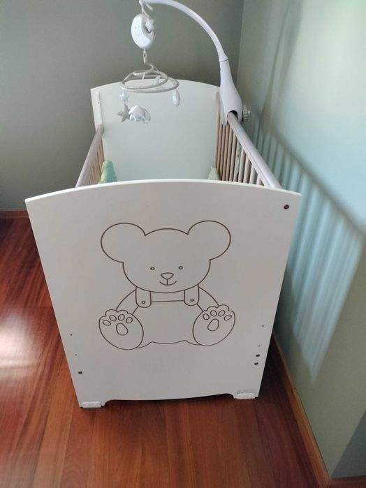 Berço bebé com oferta de proteção lateral almofadada e de Móbile da marca Chicco