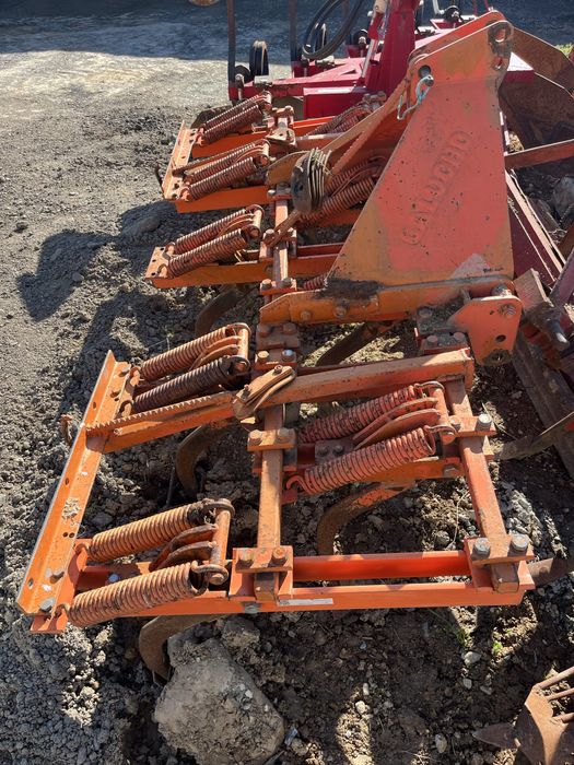 Várias alfaias agrícolas