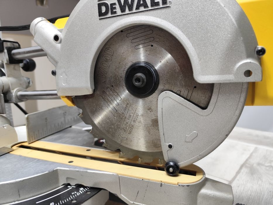 Вживане  DeWalt DW777 торцювальна пила Деволт оригінал