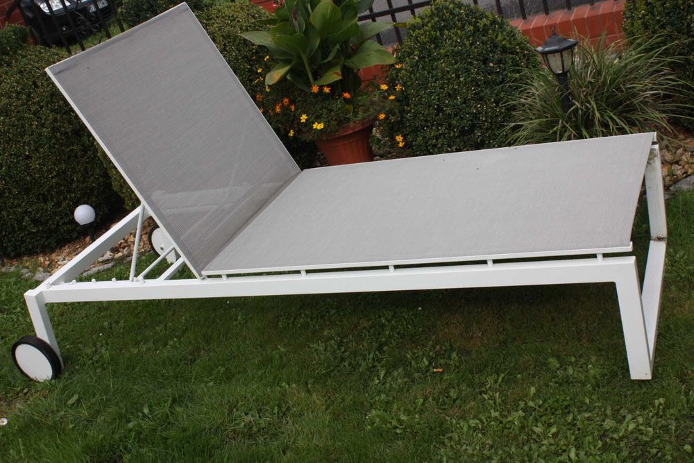 Leżak ogrodowy na kółkach nowoczesny