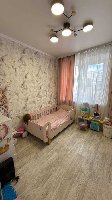 В продажі трикімнатна квартира, мікрорайон Виставка