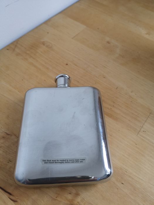 Mała piersiówka wyprzedaż garażowa