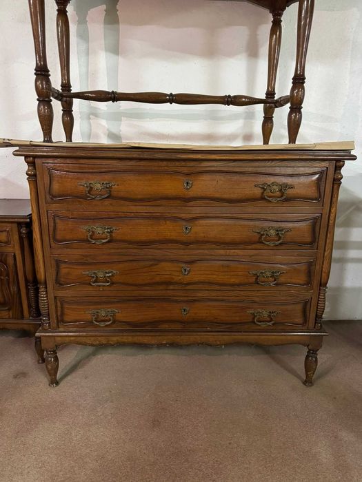 Mobília Antiga em Madeira Maciça