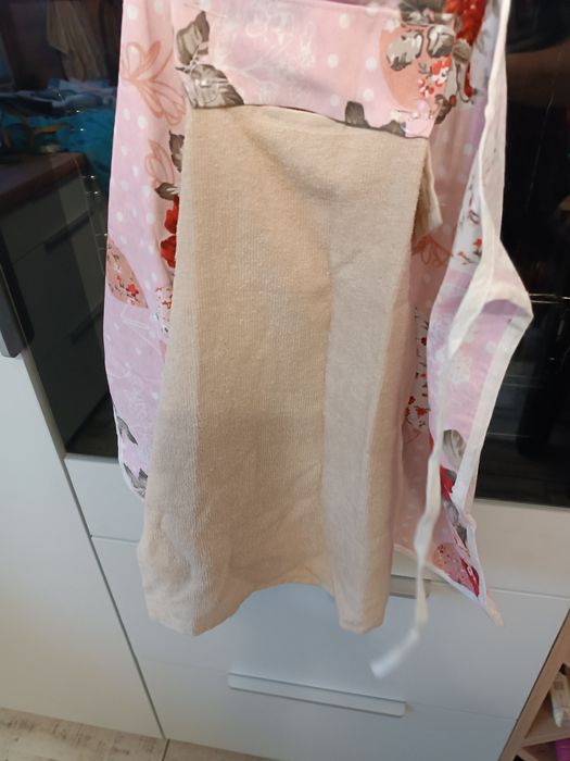 Nowy fartuszek kuchenny, zapinany ręczniczek na guziki