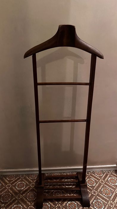 Cabide de pé para quarto