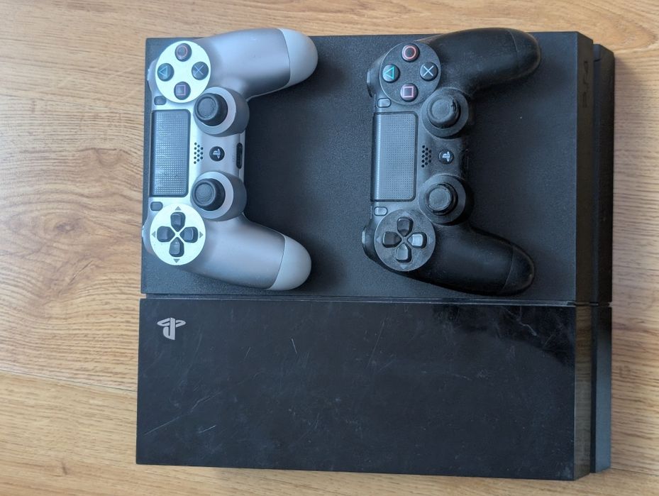 Konsola PS4 - PlayStation 4 + dwa pady + gry - w pełni sprawna