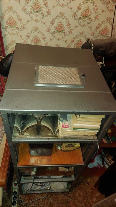 Стійка металева для радіоапература або для других побутових рішень