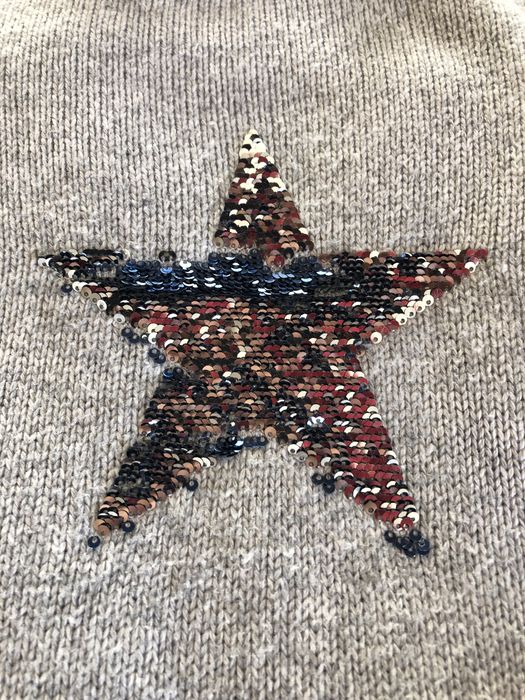 Camisola cinza com estrela em lantejoulas