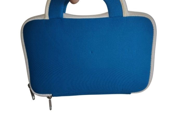 Niebieskie etui na telefon lub mały tablet pianka z rączką walizeczka