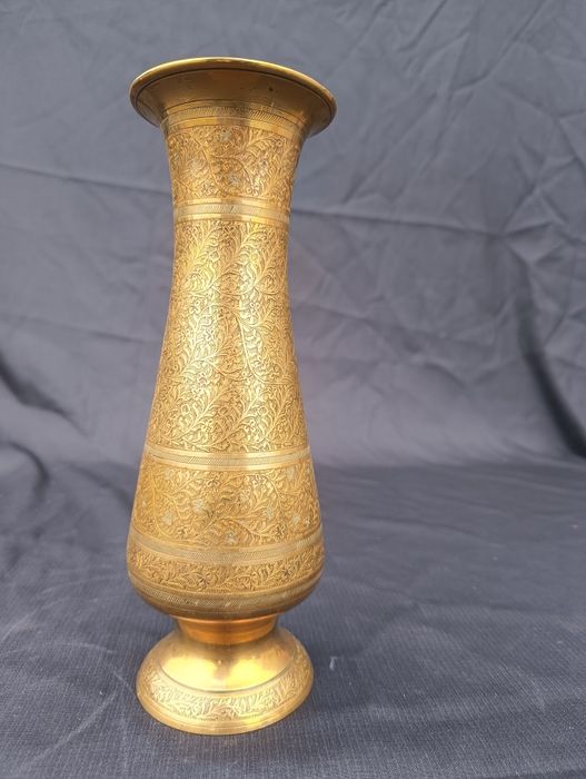 Stary mosiężny wazon