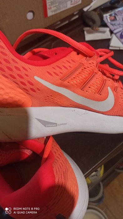 Кроссовки женские.