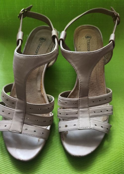 Босоножки бежевые кожаные женские 40-го размера.