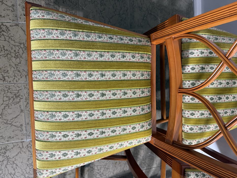 Komplet czterech krzeseł stan idealny .