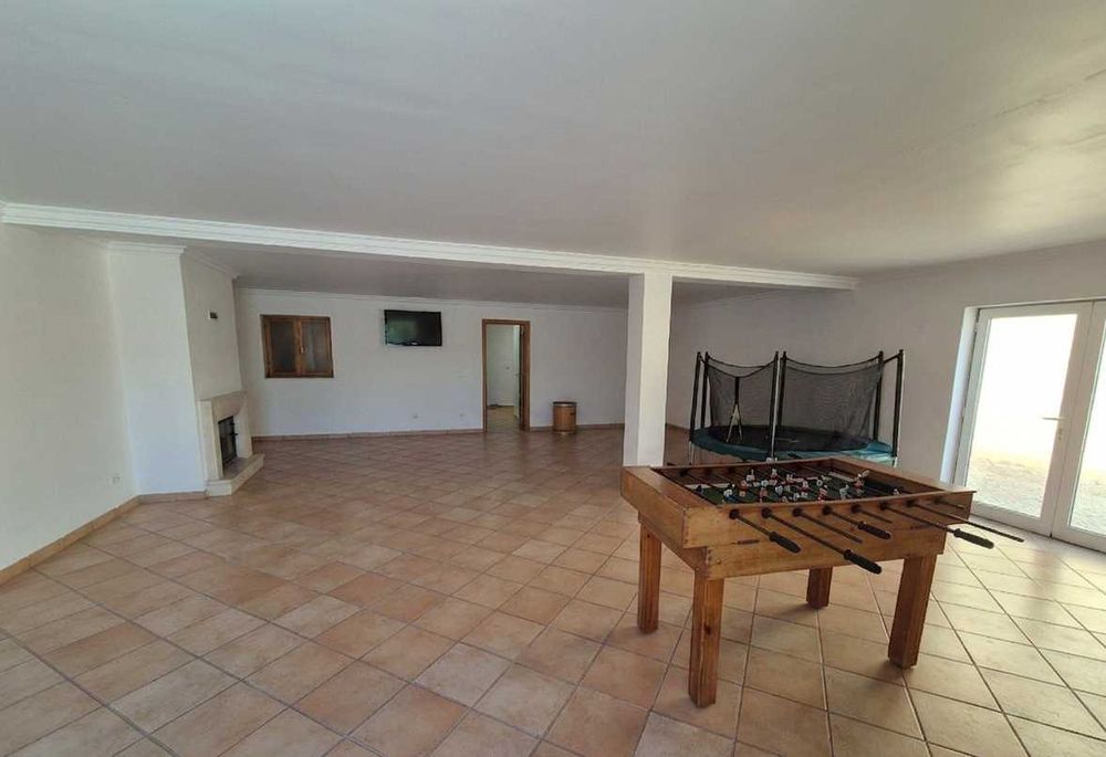Moradia Isolada T4 com Vista Mar, Piscina e 2.000m² de Terreno