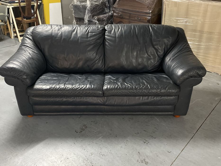 Sofa de tres lugares em pele azul escuro