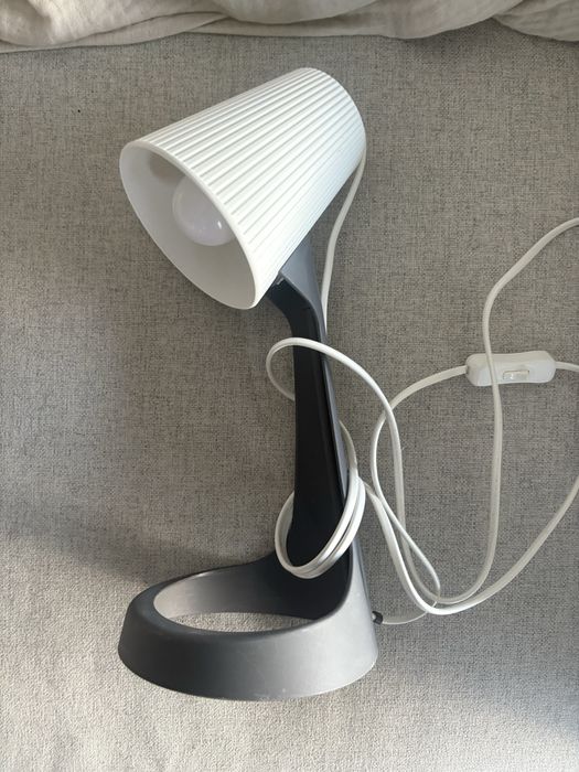 Candeeiro de mesa/secretaria minimalista pouco usado