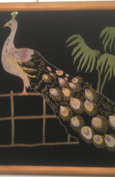 Imagem bordada à mão com um pavão