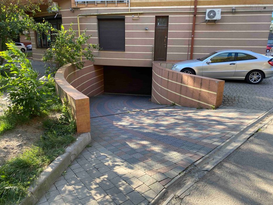 Оренда паркомісця