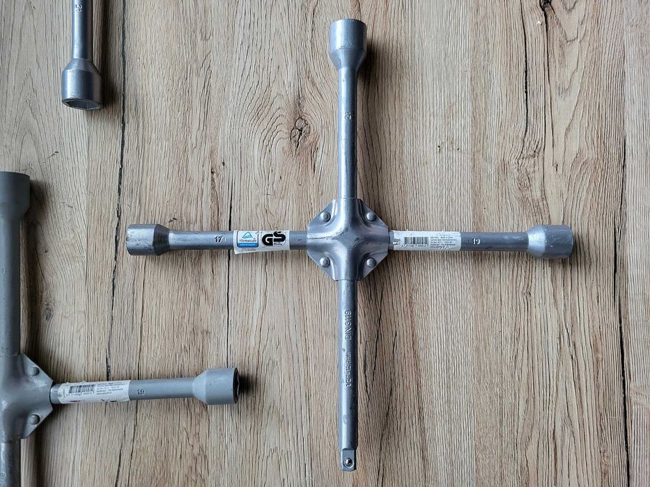CARPOINT Wzmocniony klucz krzyżakowy 17,19,21 mm i 1/2"