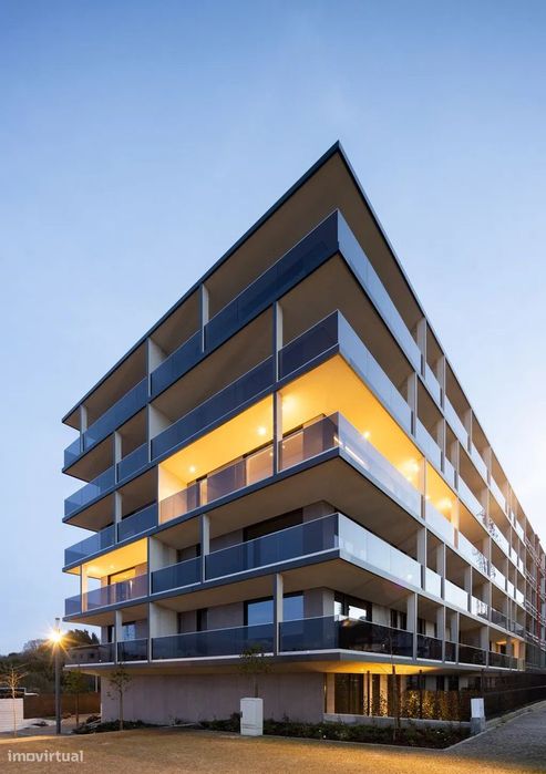 Apartamento mobilado com largo terraço no edifício Paço de Rei Plaza.